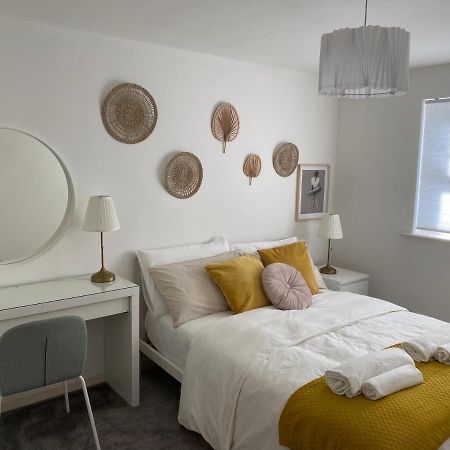 Marine Viewing 2 Bedrooms Flat Манчестер Экстерьер фото